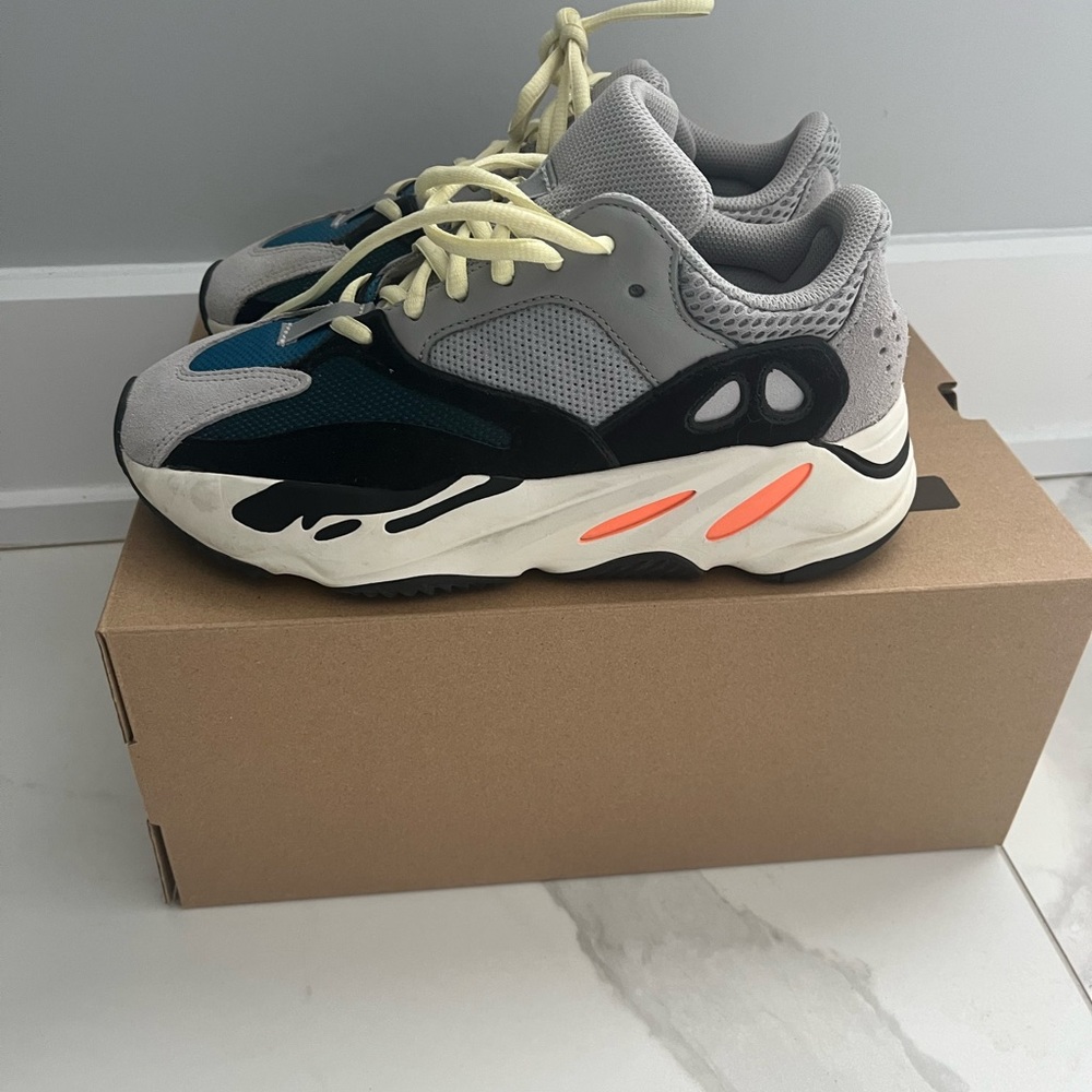 Yeezy Wave Runner Size 7 Womens